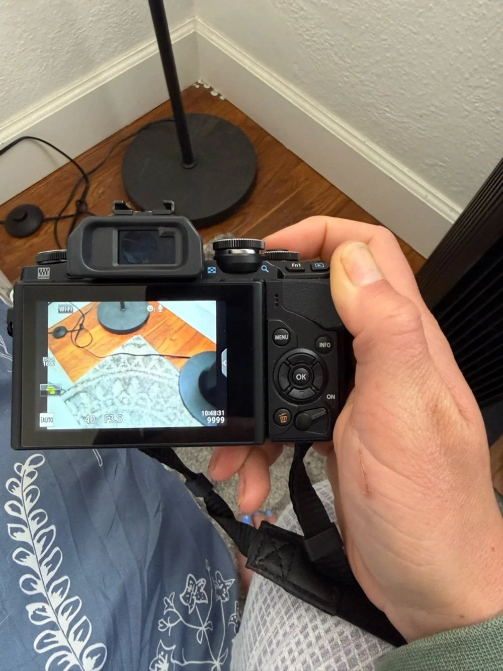 Olympus OM-D E-M10 Mirrorless Digital Camera with 14-42mm F3.5-5.6 Lens